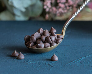 Organic dark chocolate nibs (70%)