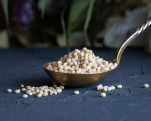 Organic sorghum grains (hulled)
