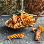 Bioloģiski sarkano lēcu makaroni FUSILLI ar jūras salātiem